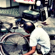 Ông lão sửa xe